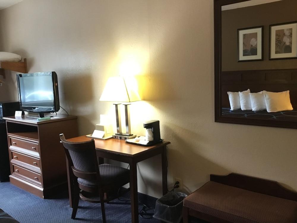 ซูเปอร์ 8 บาย วินด์แฮม แมนเชสเตอร์ แอร์พอร์ต Hotel ภายนอก รูปภาพ